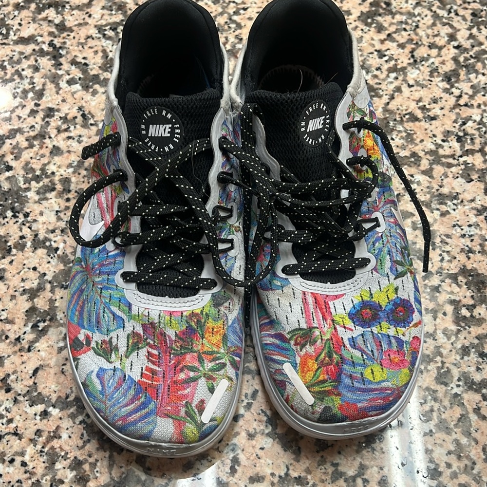 Women’s Nike free run size 9. Tropical print. Used.